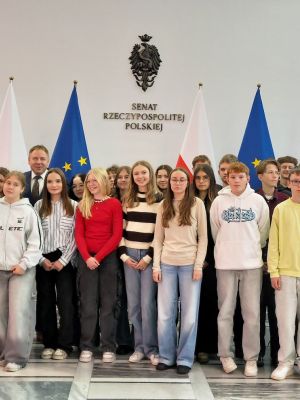 Uczniowie kl.8a i 8b na spotkaniu w parlamencie z panem senatorem Marcinem Karpińskim