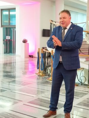 Pan senator Marcin Karpiński przedstawia zasady pracy parlamentarzyst&oacute;w 