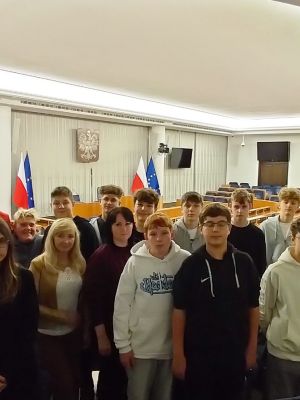 Uczniowie w sali senackiej 