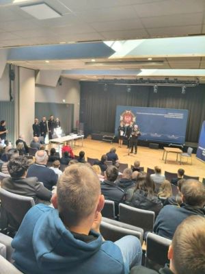 Konkurs &bdquo;Młodzież zapobiega pożarom&rdquo; rozpoczął się na terenie GOKiS w Zapolicach. Uczestnik&oacute;w powitano oraz przedstawiono zasady rywalizacji.