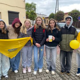 Wolontariusze Szkoły Podstawowej nr 2 w Strykowie podczas akcji „Pola Nadziei”