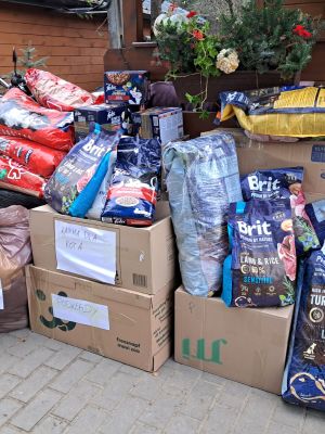 Karma zebrana przez uczni&oacute;w.