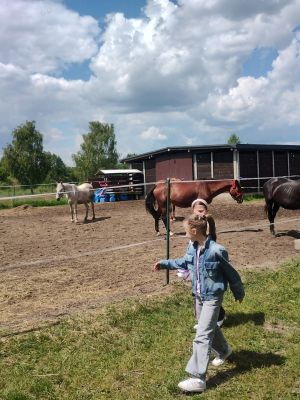  Uczniowie klas drugich w gospodarstwie agroturystycznym Stajnia Rudej Wiedźmy