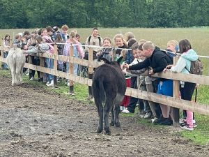 Uczniowie klas trzecich w gospodarstwie agroturystycznym Stajnia Rudej Wiedźmy. Uczniowie klas trzecich w gospodarstwie agroturystycznym Stajnia Rudej Wiedźmy.