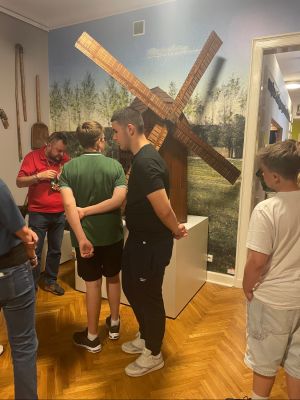 Uczniowie oglądają eksponaty muzealne. 