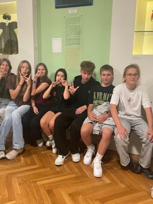 Grupa uczni&oacute;w odpoczywa podczas zwiedzania muzeum. 