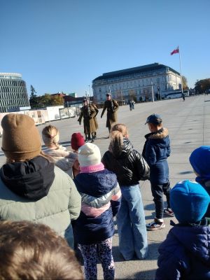Uczniowie oglądają zmianę warty przy Grobie nieznanego Żołnierza