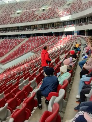 Uczniowie zasiadają na trybunach PGE Narodowego
