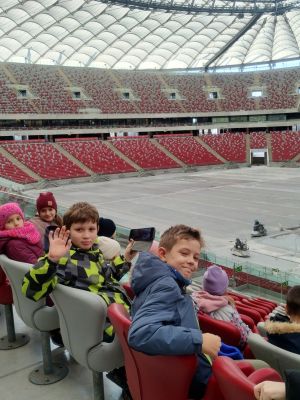 Uczniowie zasiadają na trybunach PGE Narodowego