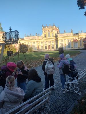 Przed pałacem Jana III Sobieskiego w Wilanowie.