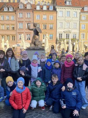 Wsp&oacute;lne zdjęcie przy Pomniku Syrenki.