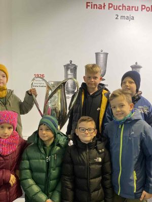 Dzieci z aktualnym pucharem Polski