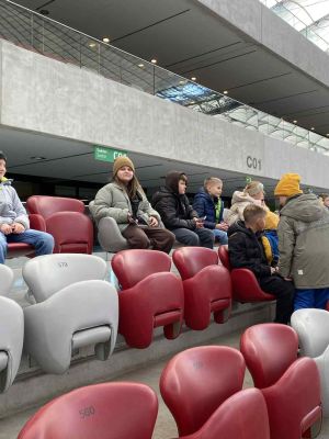 Uczniowie zasiadają na trybunach PGE Narodowego