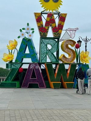 Kolorowy napis Warszawa.