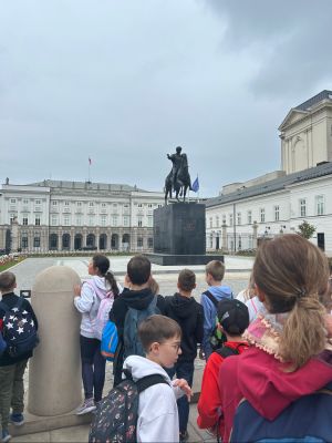 Przy Pałacu Prezydenckim.