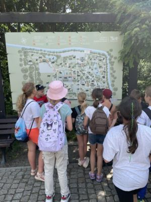 Dzieci zwiedzające ZOO