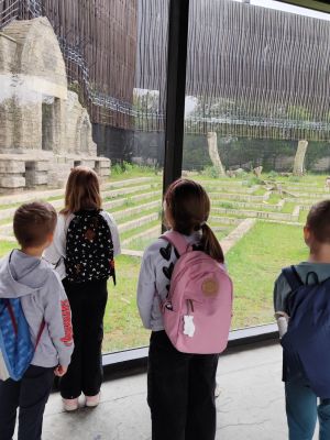 Uczniowie spacerujący alejkami zoo.