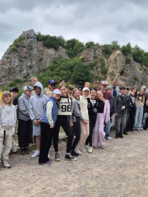 Uczniowie podczas zwiedzania rezerwatu przyrody w Kadzielni.