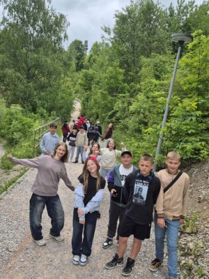 Rezerwat przyrody „Kadzielnia” to jedno z najciekawszych miejsc przyrodniczych w Kielcach, łączący walory geologiczne, krajobrazowe i rekreacyjne, które mogli poznać uczniowie podczas wycieczki.