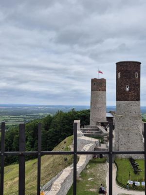 Widok z wieży strażniczej na wieże na Zamku Królewskim w Chęcninach.