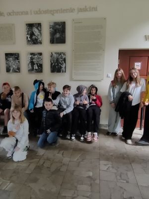 Piątoklasiści przed wejściem do Raju