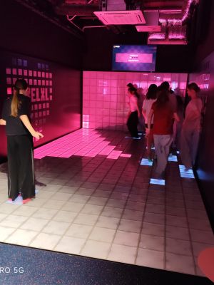 Uczniowie podczas zabawy w interaktywnej sali rozrywki PixelXL w Łodzi. 