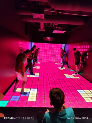 Uczniowie podczas zabawy w interaktywnej sali rozrywki PixelXL w Łodzi. 