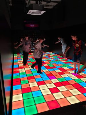 Uczniowie podczas zabawy w interaktywnej sali rozrywki PixelXL w Łodzi. 