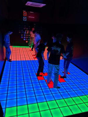 Uczniowie podczas zabawy w interaktywnej sali rozrywki PixelXL w Łodzi. 