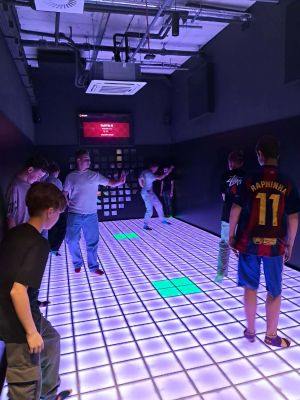 Uczniowie podczas zabawy w interaktywnej sali rozrywki PixelXL w Łodzi. 