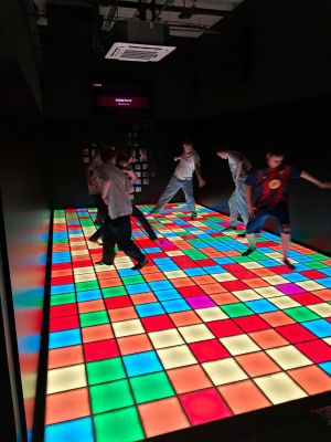 Uczniowie podczas zabawy w interaktywnej sali rozrywki PixelXL w Łodzi. 