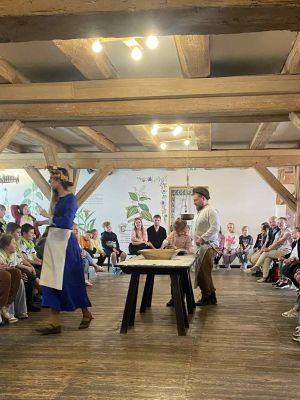 Uczniowie klas drugich poznają tajemnice wypieku pierników