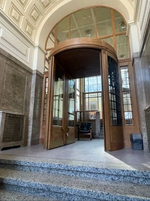 Zabytkowe drzwi wejściowe