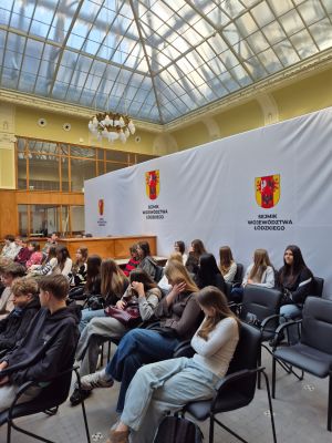 Uczniowie uzyskują informacje o strukturze i funkcjonowaniu sejmiku 