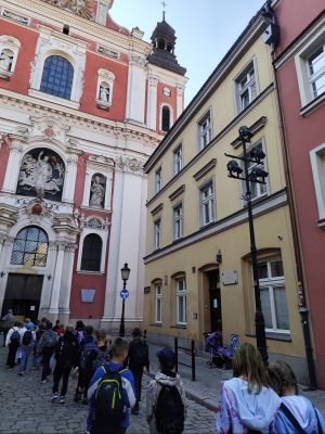 Trzecioklasiści podczas zwiedzania barokowej Fary Poznańskiej &ndash; podziwiamy jej piękne wnętrza i wyjątkową architekturę.