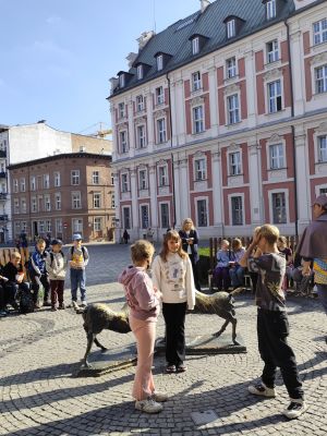 Uczniowie poznają tradycję poznańskich koziołk&oacute;w &ndash; Pyrka i Tyrka &ndash; oraz legendę związaną z jednym z najbardziej charakterystycznych symboli Poznania.