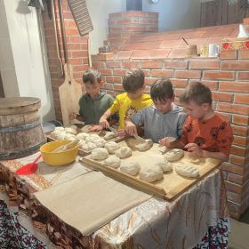 Wycieczka klas I do Zagrody Edukacyjnej „Lusia” w Konarzewie – „Od ziarenka do bochenka”