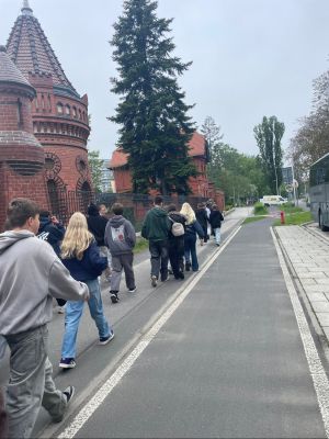 Uczniowie idą do Hydropolis. 