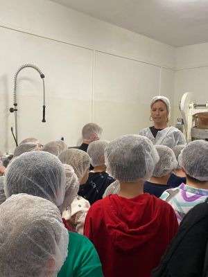 Uczniowie klas drugich w hali produkcyjnej w Milanówku