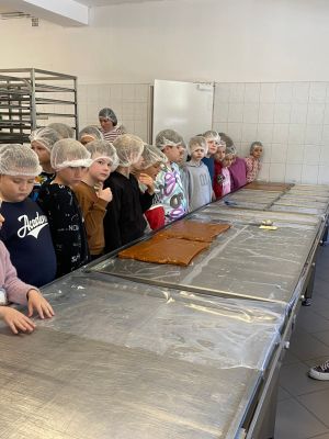 Uczniowie klas drugich w hali produkcyjnej w Milanówku