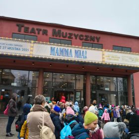 Wyjazd klas drugich do Teatru Muzycznego w Łodzi