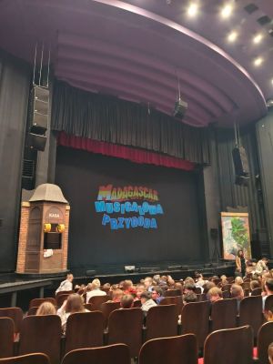 Scena w Teatrze Muzycznym w Łodzi tuż przed rozpoczęciem przedstawienia.