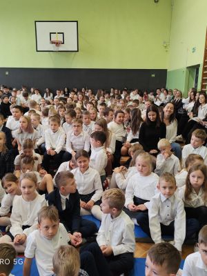 Grono pedagogiczne oraz uczniowie biorący udział w apelu z okazji Dnia Komisji Edukacji Narodowej. 
