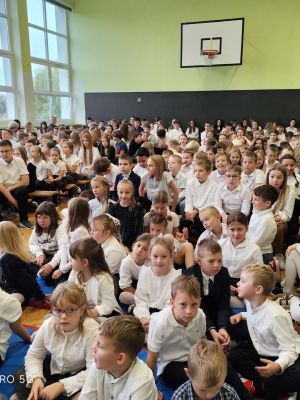 Grono pedagogiczne oraz uczniowie biorący udział w apelu z okazji Dnia Komisji Edukacji Narodowej. 