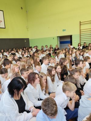 Grono Pedagogiczne oraz uczniowie biorący udział w apelu z okazji Dnia Komisji Edukacji Narodowej.
