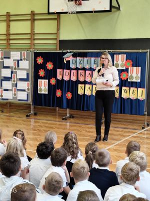 Życzenia Pani Dyrektor dla całej społeczności szkolnej. 