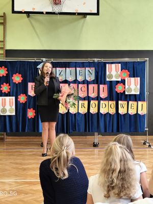 Przewodnicząca Rady Rodzic&oacute;w składa życzenia gronu pedagogicznemu, pracownikom szkoły oraz uczniom.