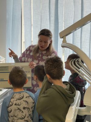 Uczniowie w gabinecie stomatologicznym.