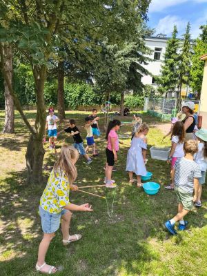 radość z zabawy bańkami mydlanymi