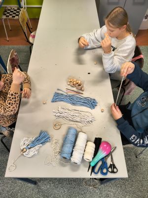 Uczestnicy warsztat&oacute;w mieli okazję poznać technikę makramy.